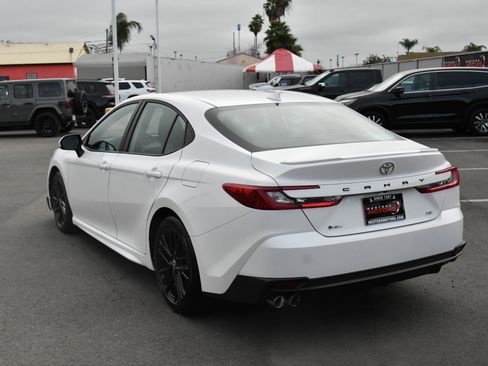 Used 2025 Toyota Camry SE image 6