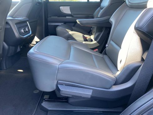 Used 2025 Ford Expedition Active image 14