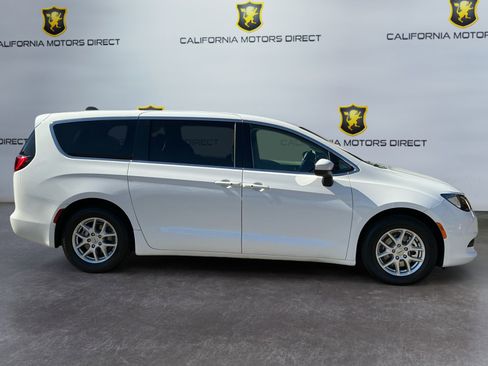 Used 2022 Chrysler Voyager LX image 4