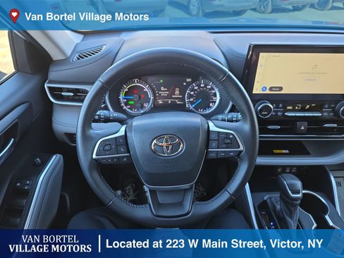Used 2023 Toyota Highlander XLE image 11