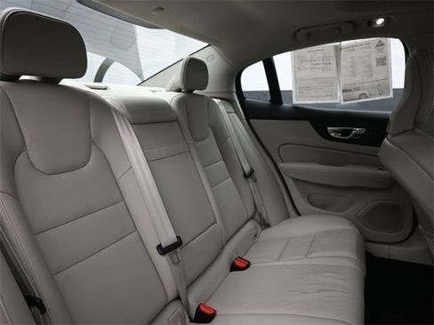 Used 2022 Volvo S60 B5 Momentum w/ Premium Package image 31