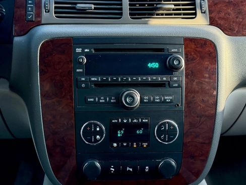 Used 2014 Chevrolet Suburban LT w/ Luxury Package image 17