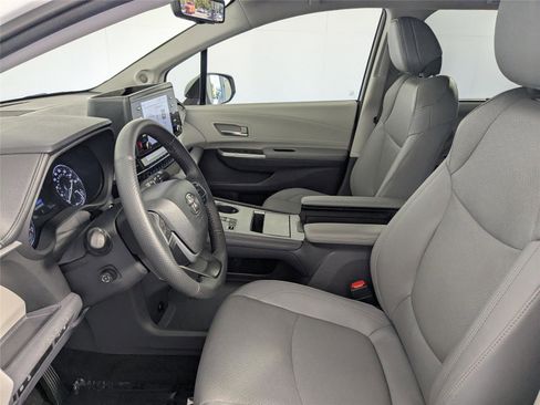 Used 2024 Toyota Sienna Limited image 14