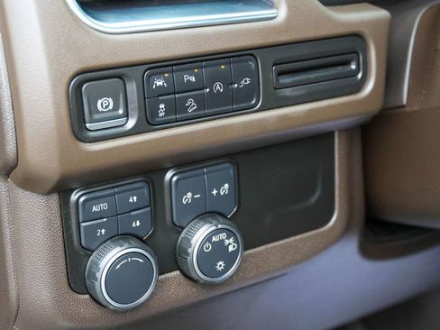 Used 2021 Chevrolet Tahoe Z71 w/ Luxury Package AWD/4WD image 14