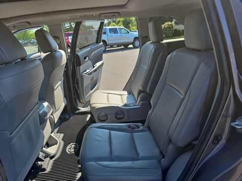 Used 2018 Toyota Highlander Limited Platinum AWD/4WD image 17