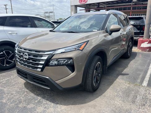 Used 2024 Nissan Rogue SV w/ SV Premium Package AWD/4WD image 3
