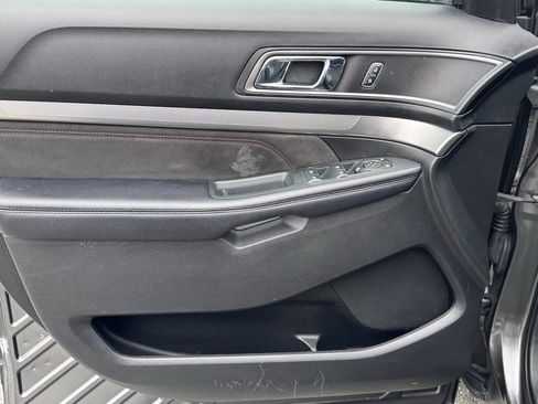 Used 2018 Ford Explorer XLT w/ Equipment Group 202A image 13