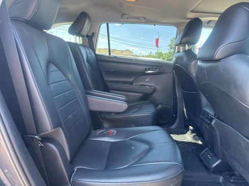 Used 2020 Toyota Highlander XLE AWD/4WD image 16