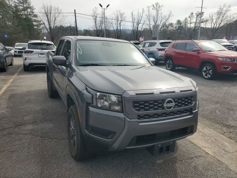 Used 2025 Nissan Frontier SV image 3