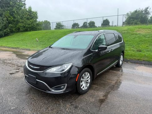 Used 2018 Chrysler Pacifica Touring-L FWD image 2