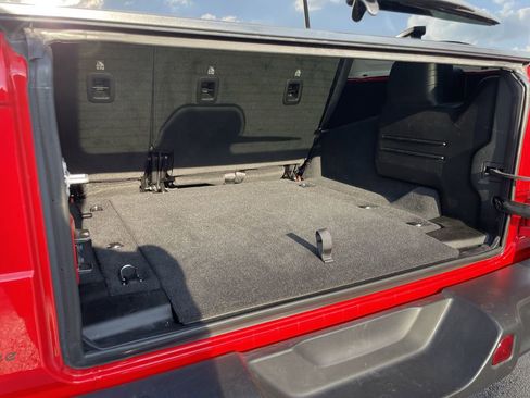 Used 2025 Jeep Wrangler Unlimited Rubicon image 35