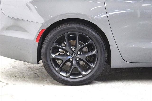Certified 2025 Chrysler Pacifica Limited FWD image 41