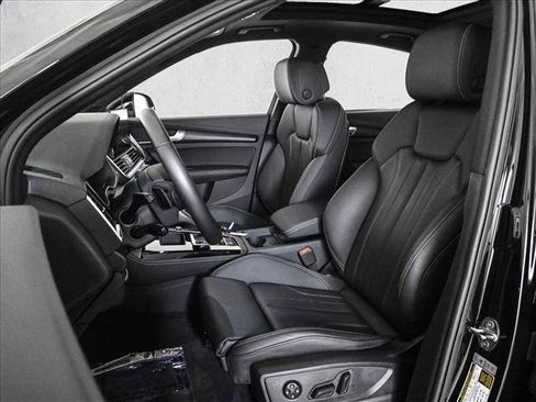 Certified 2025 Audi Q5 2.0T Premium Plus w/ Premium Plus Package AWD/4WD image 17
