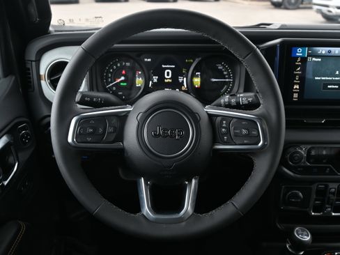 Used 2025 Jeep Wrangler Sahara image 18