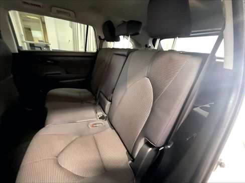 Used 2022 Toyota Highlander LE AWD/4WD image 15