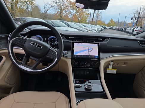 New 2025 Jeep Grand Cherokee Limited w/ Black Appearance Package image 16