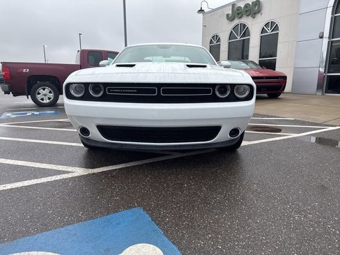 Used 2019 Dodge Challenger SXT image 4