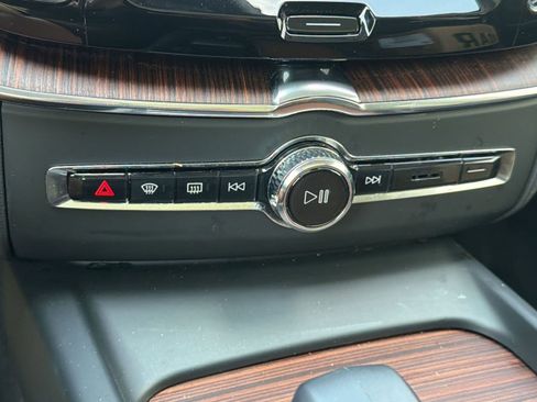 Certified 2023 Volvo XC60 B5 Plus AWD/4WD image 17