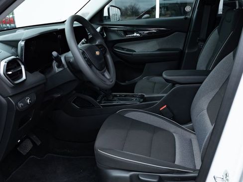 Used 2025 Chevrolet TrailBlazer LT AWD/4WD image 16