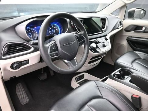 Used 2023 Chrysler Pacifica Touring-L FWD image 14