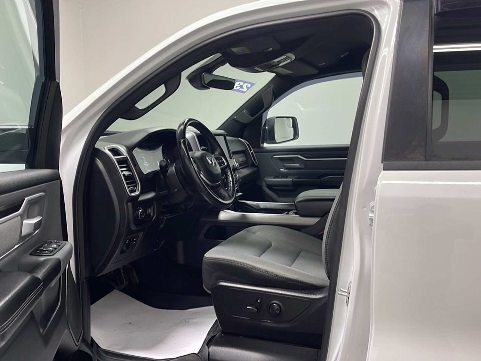 Used 2023 RAM 1500 Big Horn AWD/4WD image 2