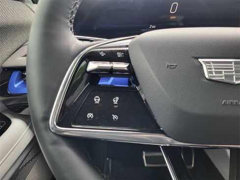 Used 2025 Cadillac Optiq Luxury 1 image 21