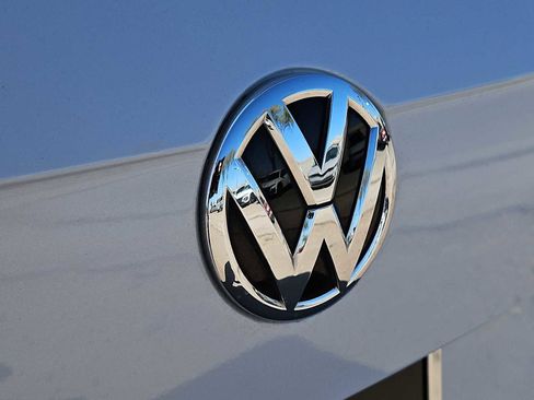 Used 2018 Volkswagen Tiguan SE w/ Panoramic Sunroof Package image 11