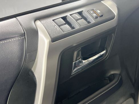 Used 2020 Toyota 4Runner SR5 AWD/4WD image 18