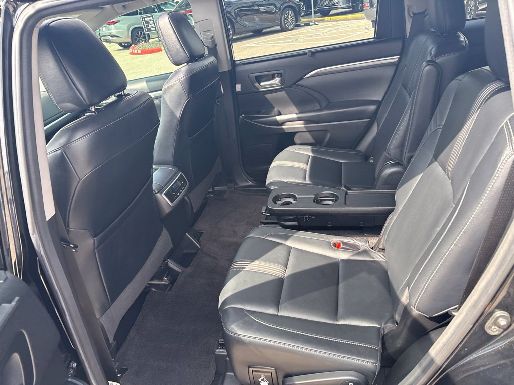 Used 2018 Toyota Highlander SE FWD image 18
