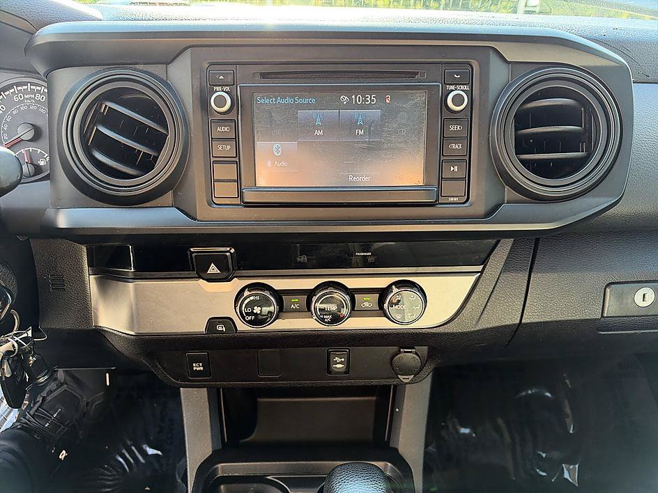 Used 2017 Toyota Tacoma 2WD Double Cab image 18