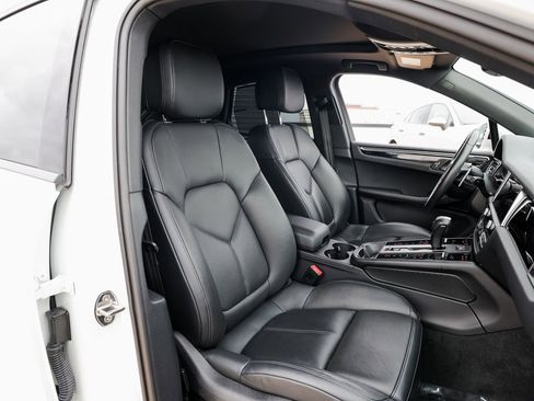 Certified 2024 Porsche Macan image 28