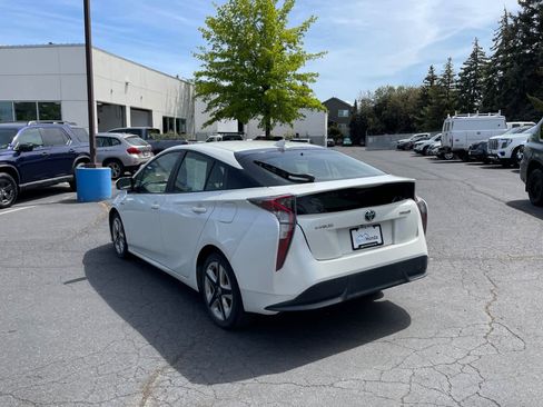 Used 2016 Toyota Prius Three Touring FWD image 3