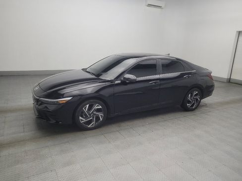Used 2025 Hyundai Elantra Limited FWD image 2