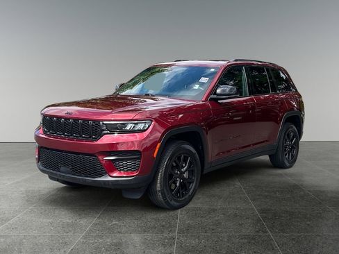 Used 2024 Jeep Grand Cherokee Altitude image 3