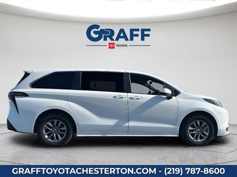 Used 2025 Toyota Sienna LE FWD image 5