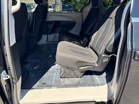 Used 2020 Chrysler Voyager LX FWD image 13