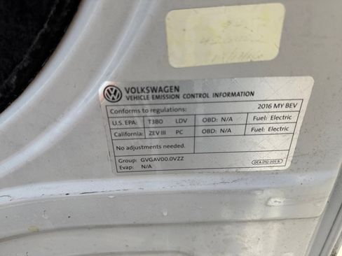 Used 2016 Volkswagen e-Golf SE w/ DC Fast Charging Package image 23