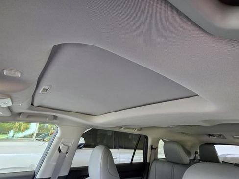 Used 2023 Toyota Highlander XLE FWD image 8