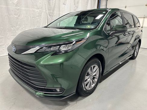 Used 2025 Toyota Sienna XLE image 3