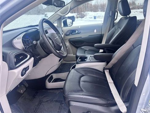 Used 2023 Chrysler Pacifica Touring-L image 10