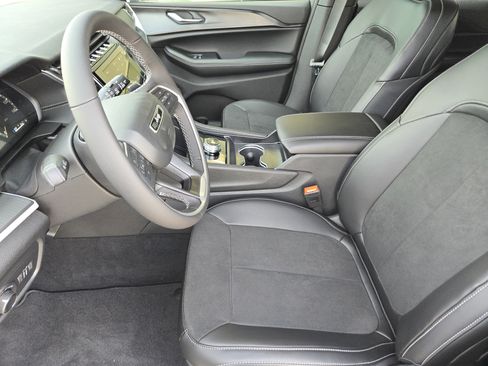 New 2025 Jeep Grand Cherokee Altitude image 9