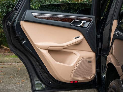 Certified 2025 Porsche Macan AWD/4WD image 32