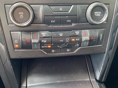 Used 2018 Ford Explorer XLT w/ Equipment Group 202A AWD/4WD image 32
