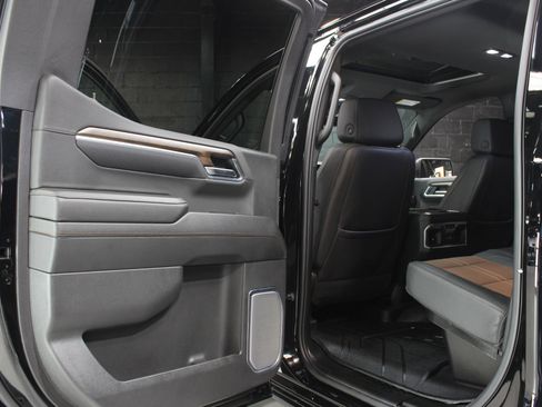 Used 2025 Chevrolet Silverado 1500 High Country w/ High Country Premium Package AWD/4WD image 42