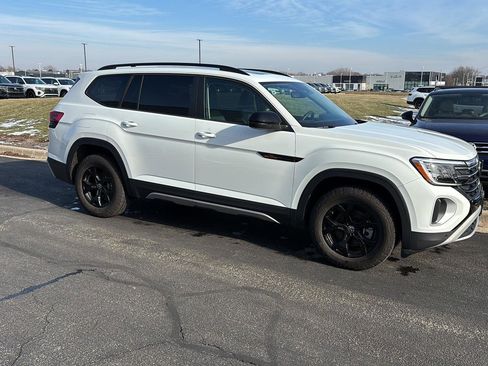Used 2025 Volkswagen Atlas Peak Edition SE image 4