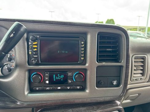 Used 2004 GMC Yukon Denali AWD/4WD image 3