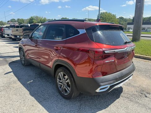 Used 2023 Kia Seltos S w/ Navigation Package FWD image 2