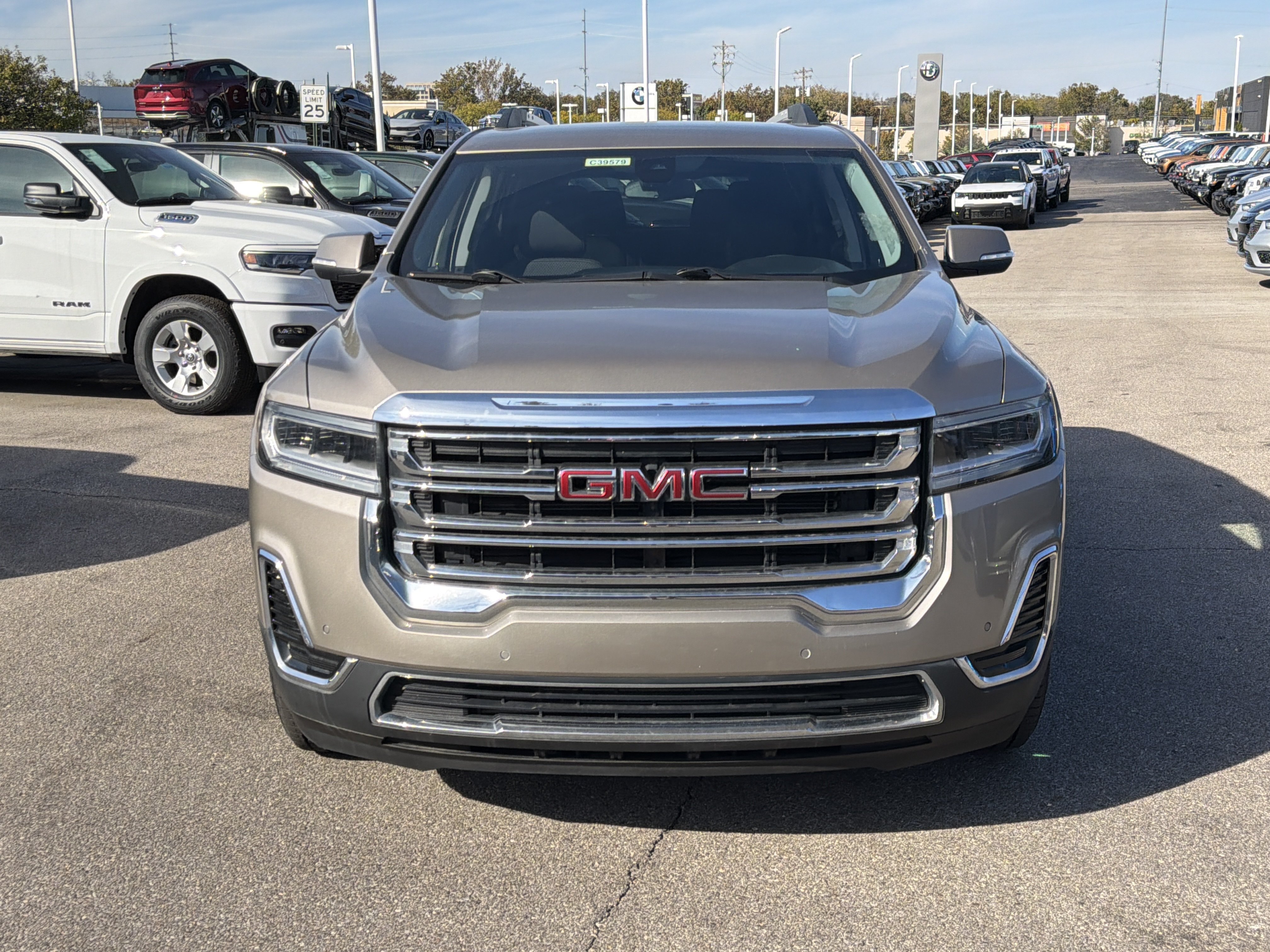 Used 2022 GMC Acadia SLE w/ Driver Convenience Package FWD image 3