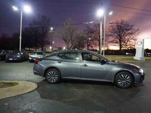 Used 2024 Nissan Altima 2.5 SV image 3