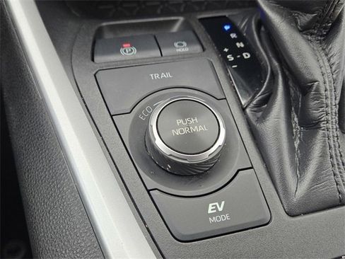 Used 2021 Toyota RAV4 LE image 18